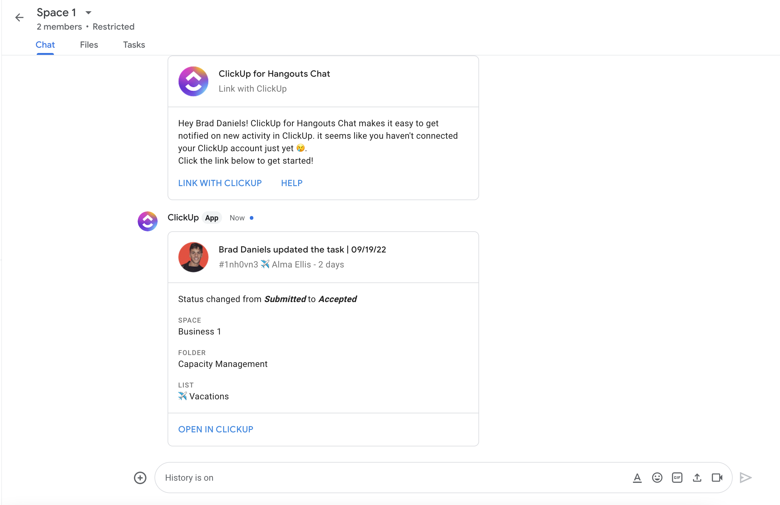 Captura de pantalla de alguien utilizando la integración de Google Chat.