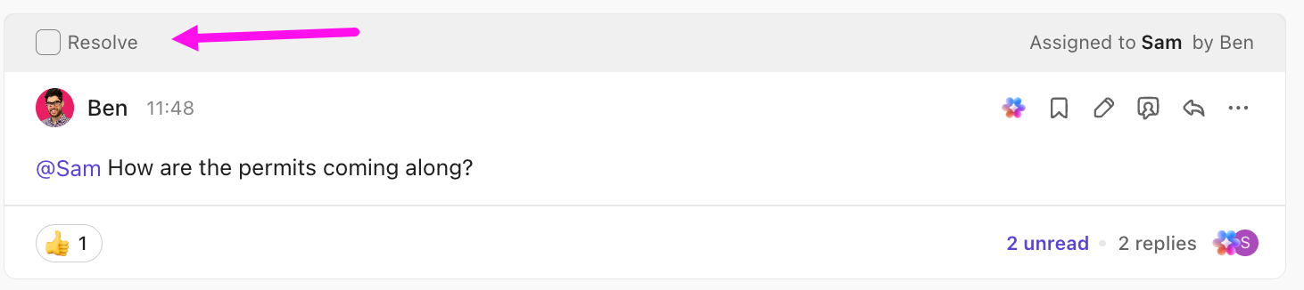 Captura de pantalla de un comentario asignado, en la que se destaca la casilla de verificación «Resuelto».