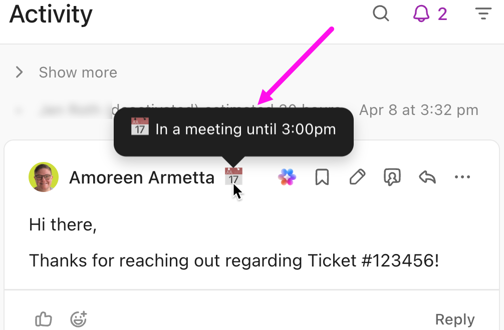 Captura de pantalla de un comentario de texto. El cursor está sobre el emoji de Calendario. Un mensaje emergente indica: En una reunión hasta las 3:02 pm.